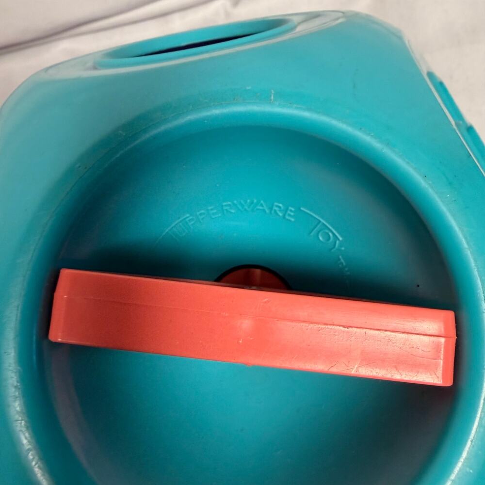 Tupperware shapesorter - Picture 4 of 5